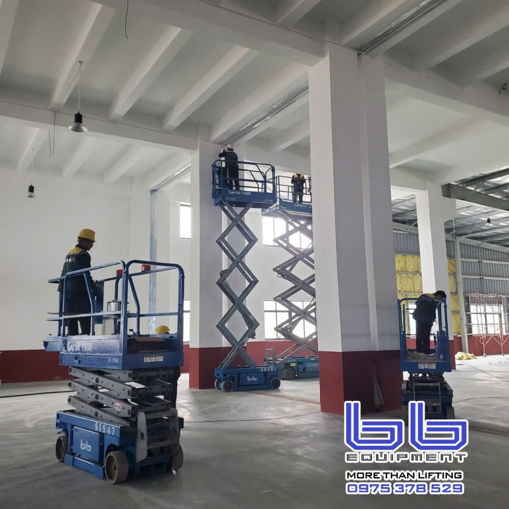 Cho thuê xe nâng người cắt kéo tại nhà máy lốp Thanh Hoá