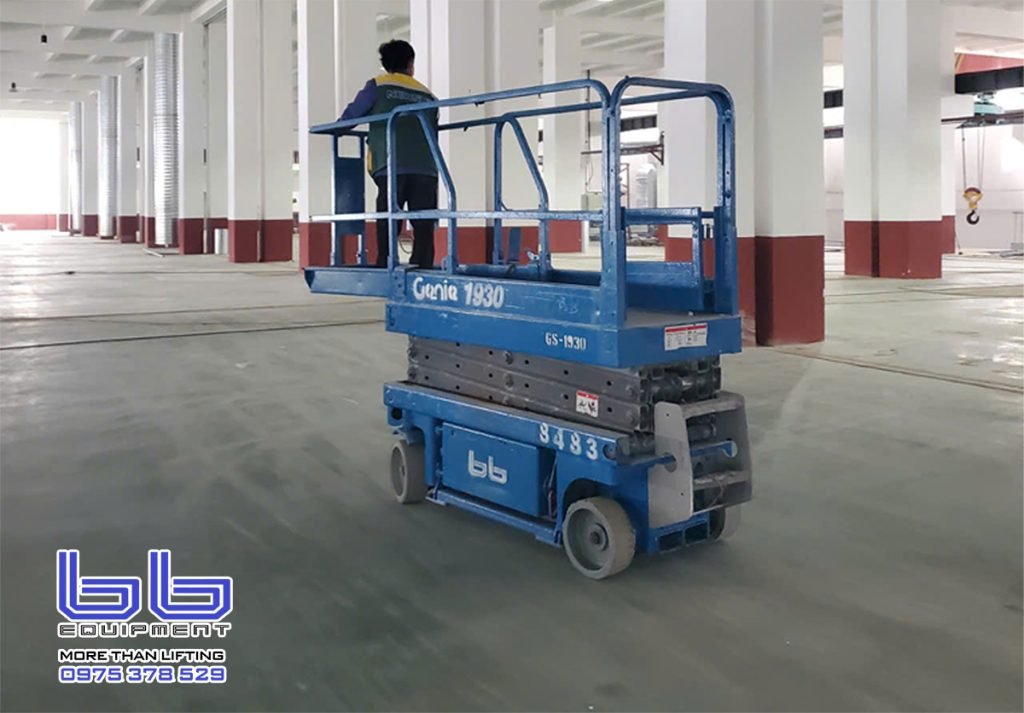 Thuê xe nâng người cắt kéo tại Hưng yên