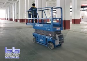 Thuê xe nâng người cắt kéo tại Hưng yên