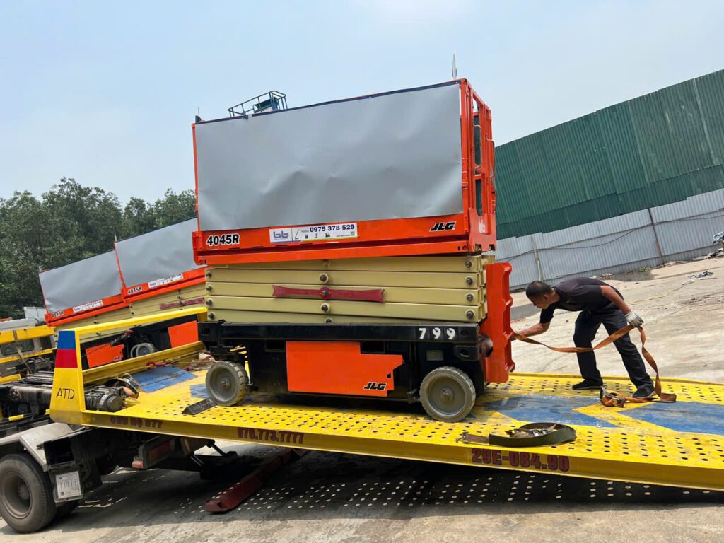 Thuê xe nâng người JLG cắt kéo 12m
