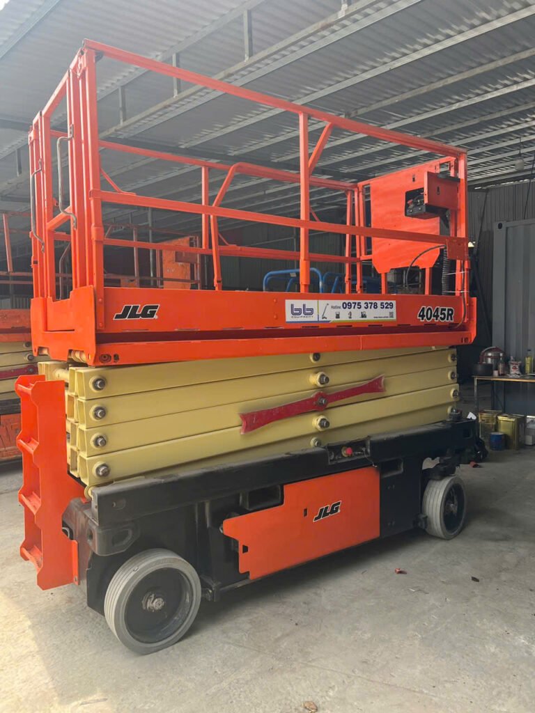 Xe nâng người cắt kéo JLG