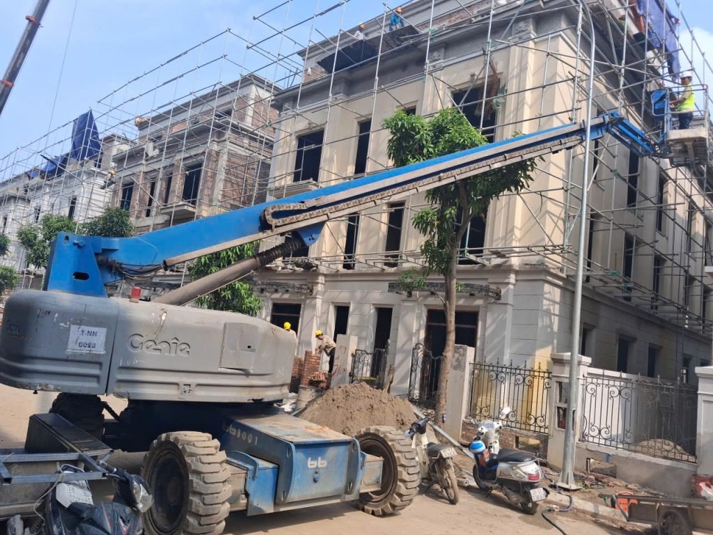 Xe nâng người thi công hoàn thiện biệt thự Vinhome