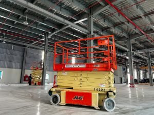 Thuê xe 10m JLG hoàn thiện nhà xưởng Hải Dương