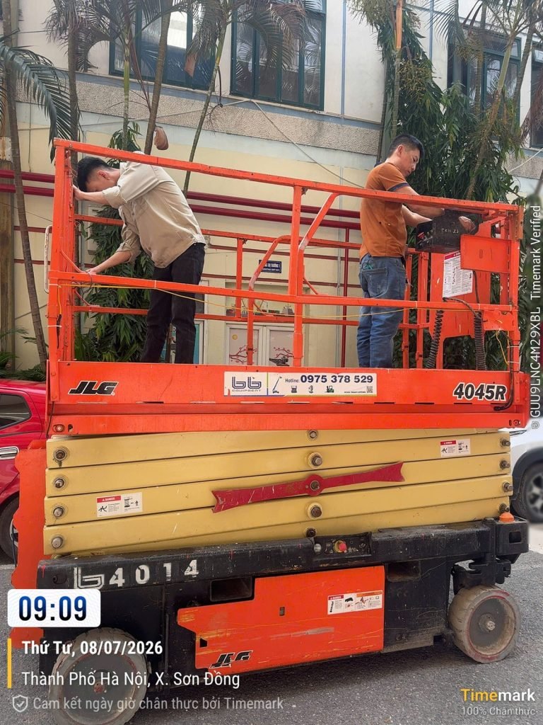 thuê xe nâng người cắt kéo có hợp đồng hoàn chỉnh